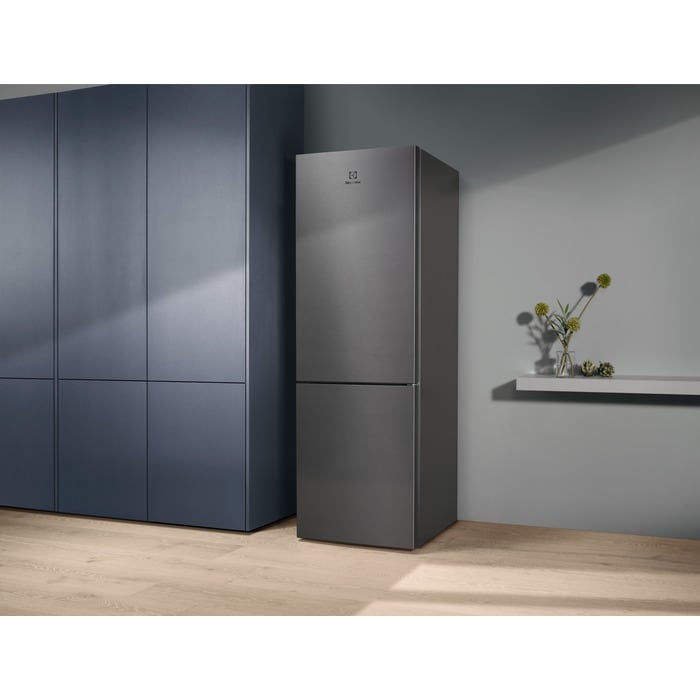 Electrolux 60/40 185cm Frost Free Fridge Freezer Stainless Steel | LNT6ME32U2