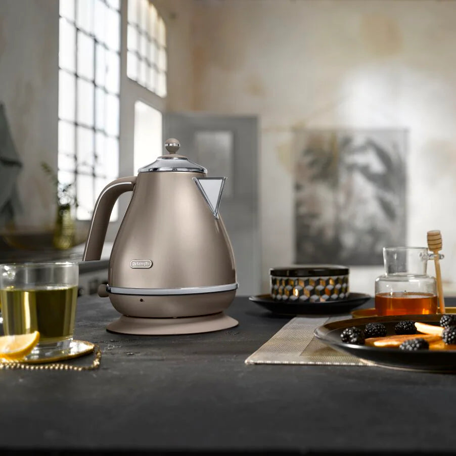 DeLonghi, Icona Metallics Kettle, Beige, KBOT3001BG - Peter Murphy Lighting & Electrical Ltd