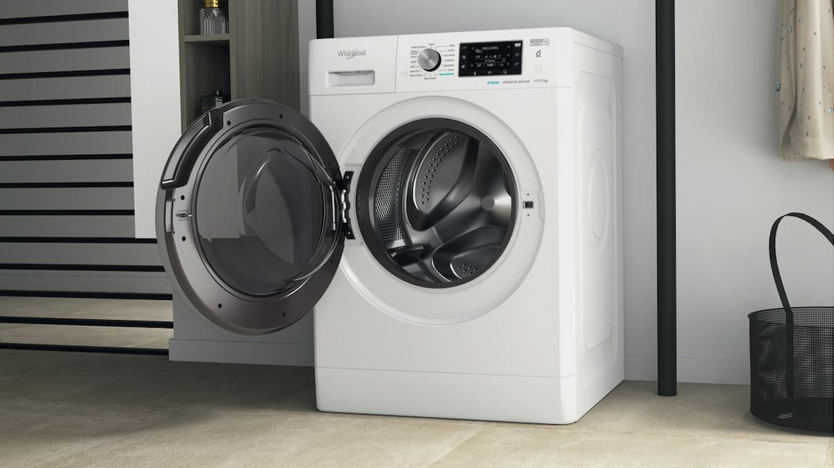 Whirlpool freestanding washer dryer: 11,0kg - FFWDD 1174269 BSV UK